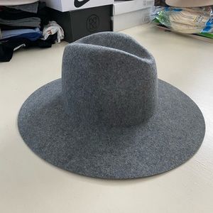 Like New Gigi Pip Scottie Wide Brim Fedora Hat in grey. Size 57 S/M.
